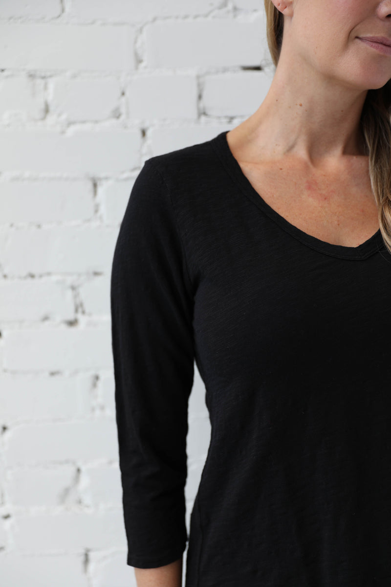 MODODOC </br>3/4 Sleeve V-Neck Tee With Curved Hem