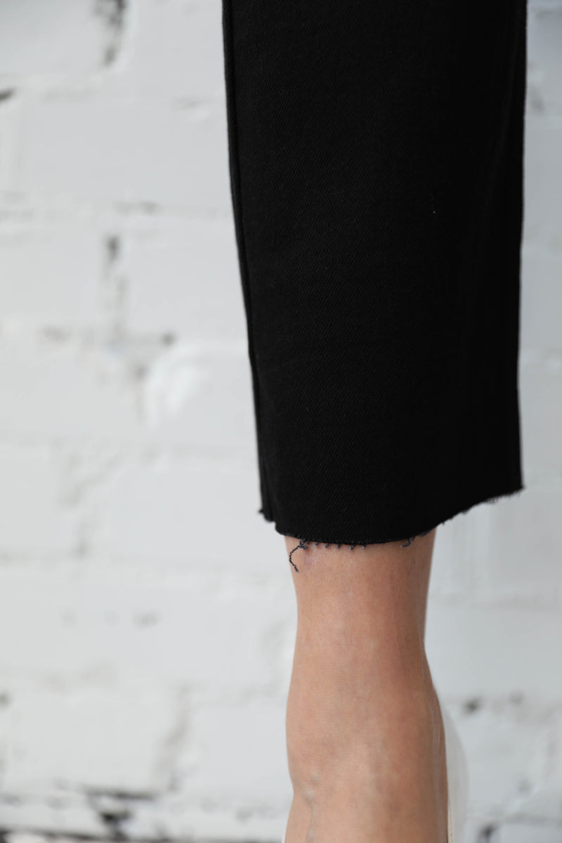 JUST BLACK </br>Cut Off Cropped Straight Leg